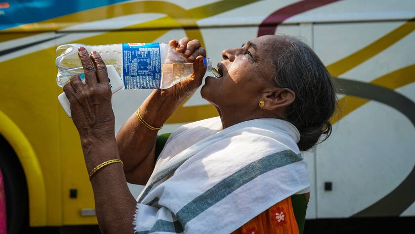 Heatwave In Kolkata, India A woman is drinking water from water bottles on a hot summer day in Kolkata, India on 13 April 2023. Met Office predicts heatwave in Kolkata and several West Bengal districts. According to the IMD special bulletin, an orange alert has been announced for the districts of South Bengal during April 12-16. Kolkata West Bengal India PUBLICATIONxNOTxINxFRA Copyright: xSudiptaxDasx originalFilename: das-heatwave230413_npjdS.jpg
