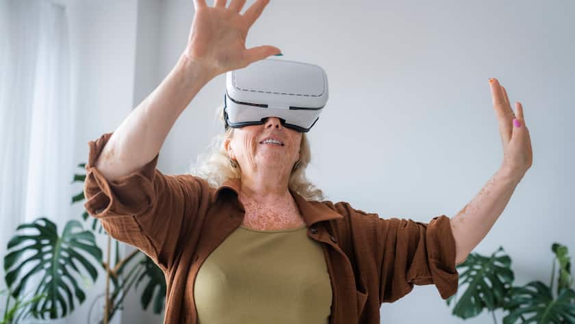 Seniorin auf virtueller Reise: Das Metaverse ermöglicht digitale Trips, die in der analogen Welt nicht mehr möglich sind.