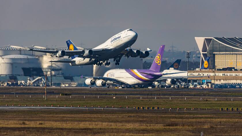 DEU, Deutschland, Hessen, Frankfurt am Main, 07.02.2020: Flughafen Fraport, EDDF, FRA, Frankfurt Airport, Rhein-Main-Flughafen. Flugzeug beim Start, Steigflug. // Registrierung: D-ABTK, LUFTHANSA, BOEING 747-430. *** DEU, Germany, Hessen, Frankfurt am Main, 07 02 2020 Airport Fraport, EDDF, FRA, Frankfurt Airport, Rhein Main Airport Aircraft at take-off, climb Registration D ABTK, LUFTHANSA, BOEING 747 430