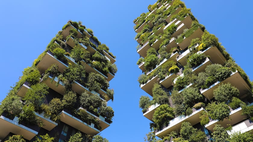 Nachhaltigkeits-Ranking: Schweizer Firmen legen leicht zu MILAN, ITALY - JULY 30, 2018: Modern and ecologic skyscrapers with many trees on every balcony. Bosco Verticale, Milan, Italy