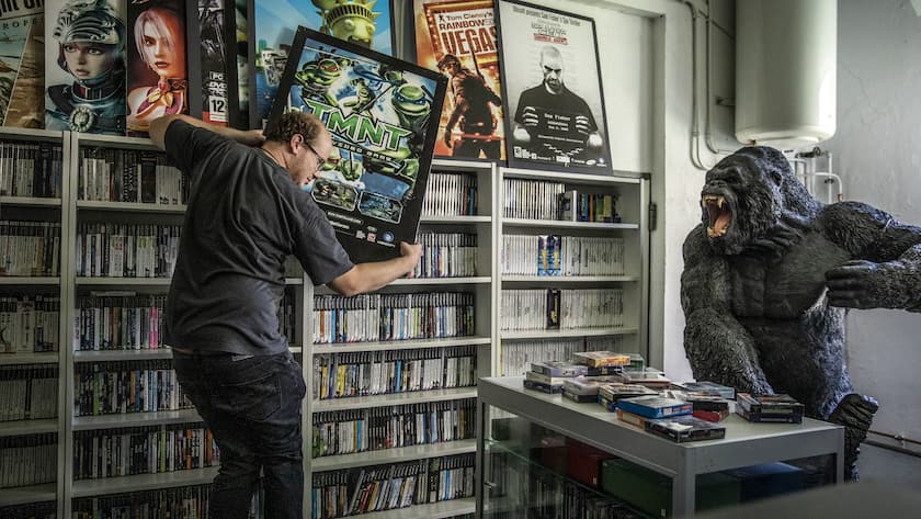 Patrick Wartenweile hantiert mit Videogame-Plakaten