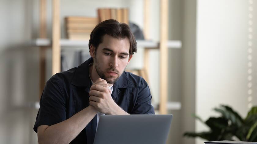 home office, Mann am Notebook