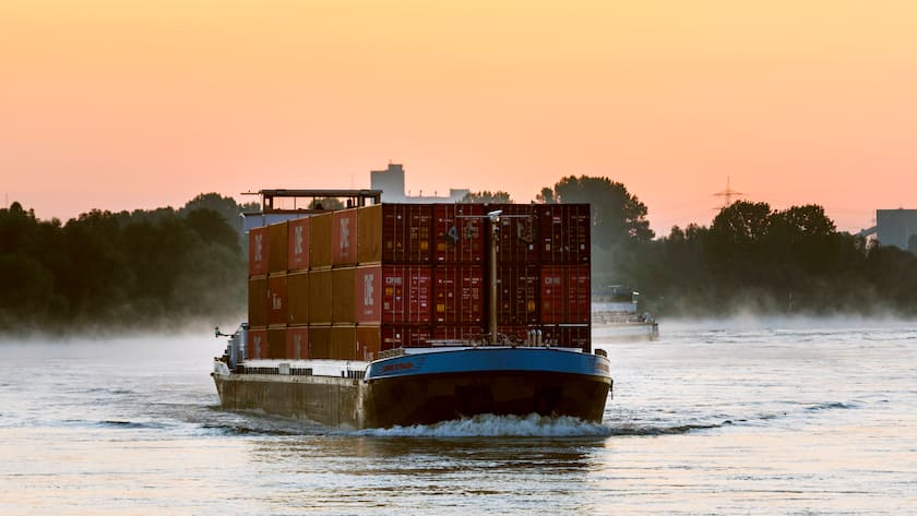 Containerschiff am Morgen auf dem Rhein bei Duisburg *** Container ship in the morning on the Rhine near Duisburg