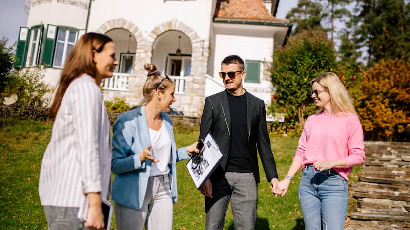 Female entrepreneurs discussing with man and woman at garden model released Symbolfoto property released DAWF01989