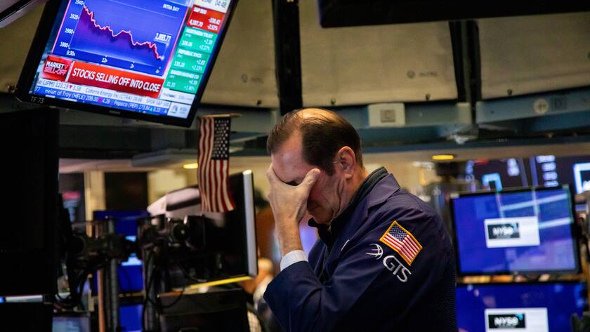 220427 -- NEW YORK, April 27, 2022 -- A trader works on the floor of the New York Stock Exchange NYSE in New York, the United States, April 26, 2022. U.S. stocks plunged on Tuesday with the tech-heavy Nasdaq closing down nearly 4 percent, as heavy se…
