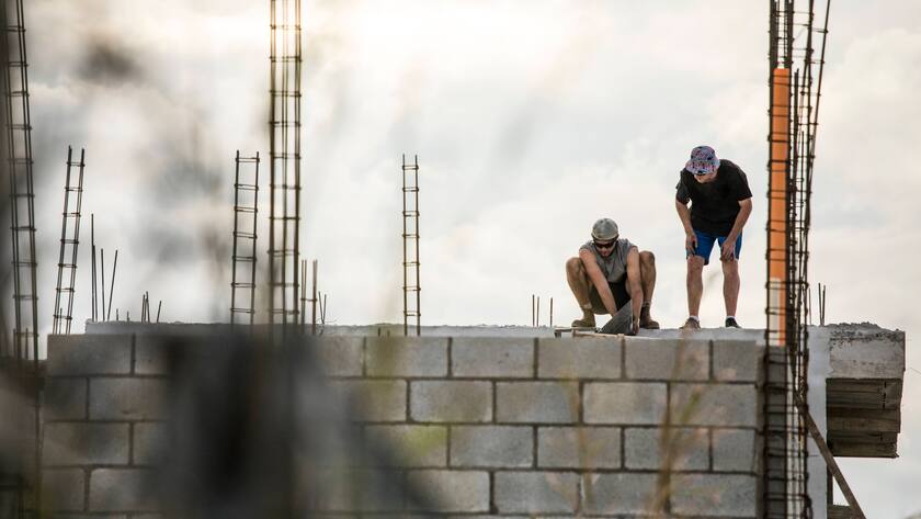 Low angle view of construction workers on roof. Monjas, Jalapa Department, Guatemala ,model released, Symbolfoto ,property released PUBLICATIONxINxGERxSUIxAUTxONLY CRJDIP200115-268163-01