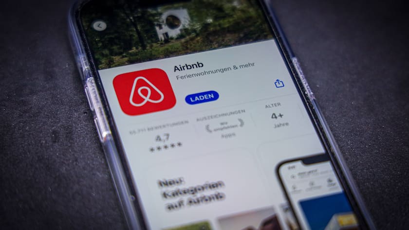 Nutzen Sie Airbnb? App Store - Apple 20.02.2023: Apple App Store auf einem iPhone. Musst-habe-Apps fürs iPhone Entdecke die kleinen Dinge - Airbnb *** App Store Apple 20 02 2023 Apple App Store on an iPhone Must Have Apps for iPhone Discover the Little Things Airbnb