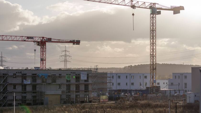 Reportage, Erlangen, Baugebiet Büchenbach West, Baufortschritt 2022 Baustellen mit Kränen im Gegenlicht Erlangen Bayern Deutschland