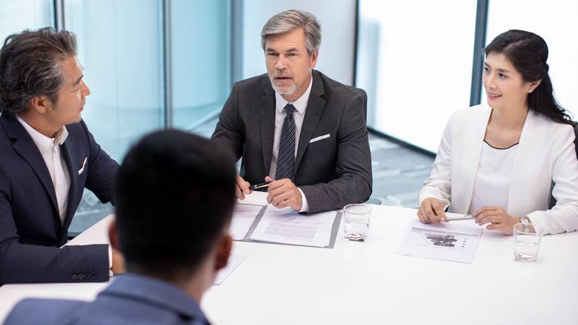 «Good Cop, Bad Cop» ist eine Verhandlungstaktik. Ihre Anwendung benötigt Erfahrung und sollte im Vornherein abgesprochen werden.