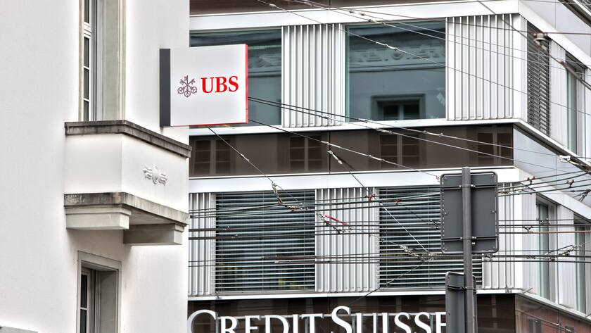 Schriftzug UBS und Schriftzug Credit Suisse. Die Gebäude der Schweizer Banken UBS und Credit Suisse CS liegen nebeneinander in der Stadthausstrasse Nr. 16 CS und Nr. 18 UBS in 8400 Winterthur, Schweiz. Winterthur Kanton Zürich Schweiz *** Writing UBS and writing Credit Suisse The buildings of the Swiss banks UBS and Credit Suisse CS are located next to each other in Stadthausstrasse Nr 16 CS and Nr 18 UBS in 8400 Winterthur, Switzerland Winterthur Canton Zurich Switzerland