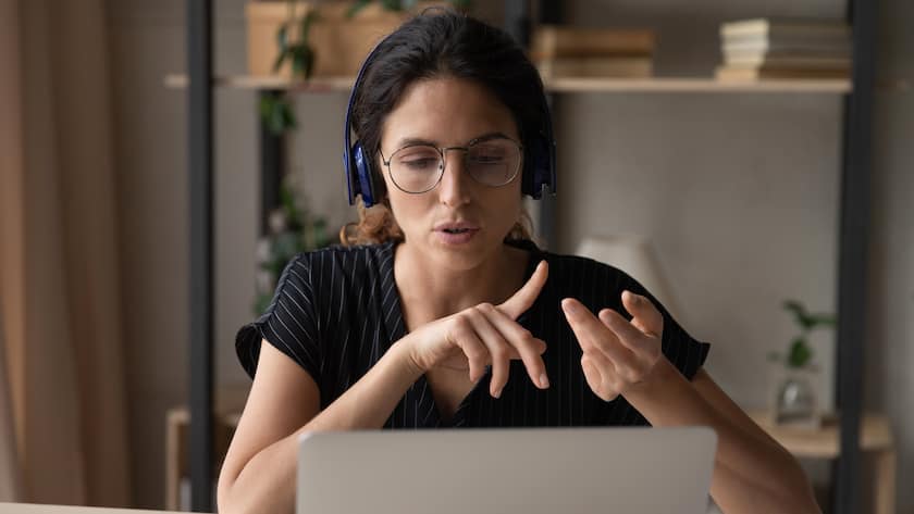 Symbolbild: Eine junge Frau arbeitet am Laptop.