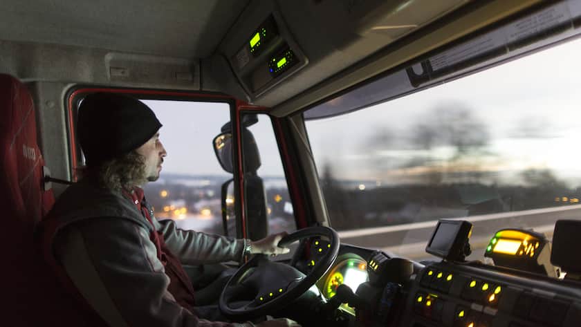 A chauffeur of heating oil supplier Osterwalder drives an oil fuel tanker, captured in Zurich, Switzerland, on January 26, 2015. (KEYSTONE/Gaetan Bally)Ein Chauffeur des Heizoellieferanten Osterwalder faehrt einen Tanklastwagen, aufgenommen am 26. Januar 2015 in Zuerich. (KEYSTONE/Gaetan Bally)