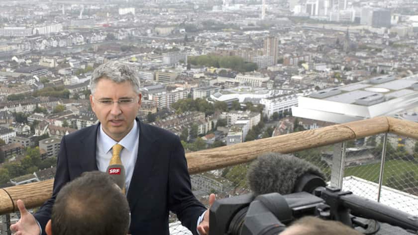 Severin Schwan, CEO Roche spricht zu den Journalisten anlaesslich des Medienrundgangs zur "Eroeffnung des Bau 1" in Basel, wo am Freitag, 18. September 2015 das hoechste Gebaeude der Schweiz eingeweiht wird. Der 178 Meter hohe Bau 1 des Pharmakonzerns Roche, ein Bueroturm mit 41 Stockwerken kostet 550 Millionen Franken. Entworfen wurde der Roche Turm von den Schweizer Stararchitekten Herzog & de Meuron. (KEYSTONE/Anthony Anex)