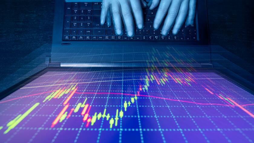 Computer und Monitor mit Finanz Chart in Vogelperspektive Computer und Monitor mit Finanz Chart in Vogelperspektive und dunkler Umgebung Copyright: xZoonar.com/gopixax 18069497