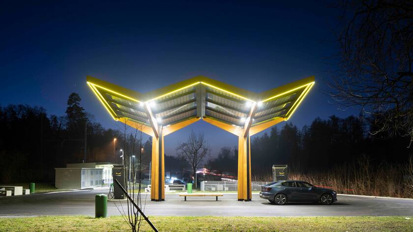 Fastned Schnellladestation mit Solardach auf dem Rastplatz auf der A1 bei Lenzburg, fotografiert in der Nacht am Dienstag, 25. Januar 2022. Die Schnellladestation kennzeichnet sich durch das gelbe Fastned-Dach mit Solarmodulen und bietet eine Schnellladung von 300 kW fuer bis zu vier Fahrzeuge gleichzeitig. Damit werden in 15 Minuten bis zu 300 km Reichweite pro Fahrzeug erreicht. Dies ist bis zu 100-mal schneller als das Aufladen zu Hause. (KEYSTONE/Gaetan Bally)