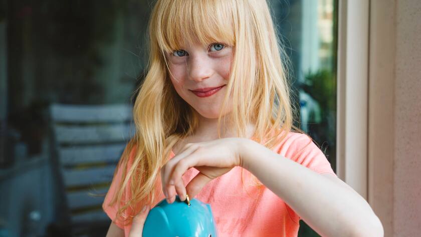 Smiling girl saving coin in piggy bank model released, Symbolfoto property released, IHF01406