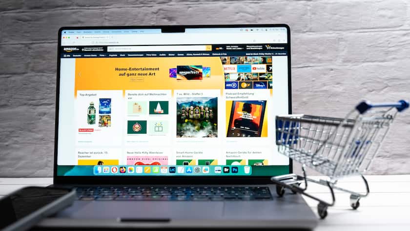Bavaria, Germany - November 10, 2023: Amazon online store website on a laptop screen *** Amazon Online-Shop Website auf einem Laptop Bildschirm