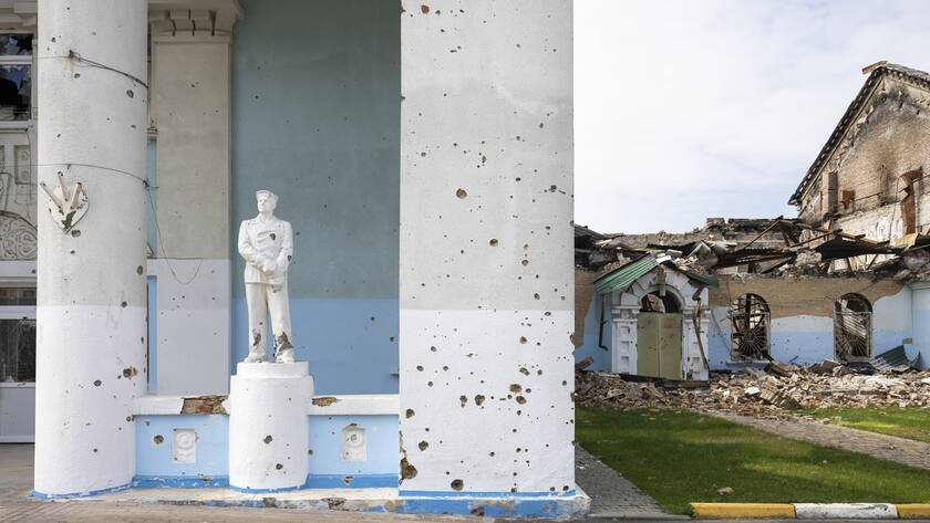 The House of Culture in Irpin near Kiev, Ukraine, which was destroyed by Russian invaders, Wednesday, April 27, 2022. (KEYSTONE/Peter Klaunzer)