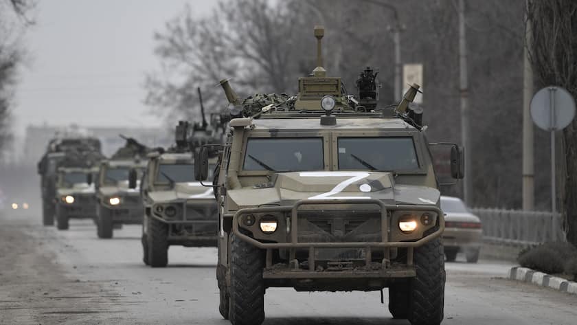 8128048 27.02.2022 Russian military hardware moves along a road near the border with Ukraine, in Crimea, Russia. On February 24 Russian President Vladimir Putin announced a military operation in Ukraine following recognition of independence of breakaway Donbass republics. Konstantin Mihalchevskiy / Sputnik (KEYSTONE/SPUTNIK/Konstantin Mihalchevskiy)