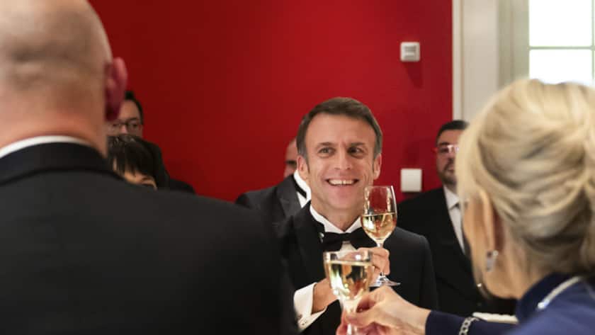 Swiss Federal President Alain Berset, French President Emanuel Macron, Brigitte Macron and Swiss Federal Councillor Viola Amherd, from left, toast at the state dinner hosted in honor of French President and his wife by the Federal Council in Bern, Switzerland, Wednesday, November 15, 2023. French President Emanuel Macron and his wife Brigitte are visiting Switzerland for a two day state visit. (KEYSTONE/Peter Klaunzer)