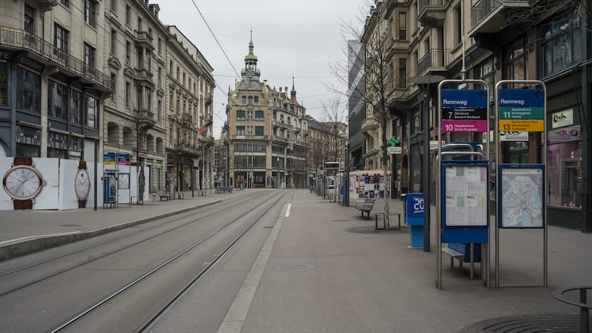 Die menschenleere Bahnhofstrasse, fotografiert waehrend der Corona-Pandemie am 22. Maerz 2020 in Zuerich. (KEYSTONE/Christian Beutler)