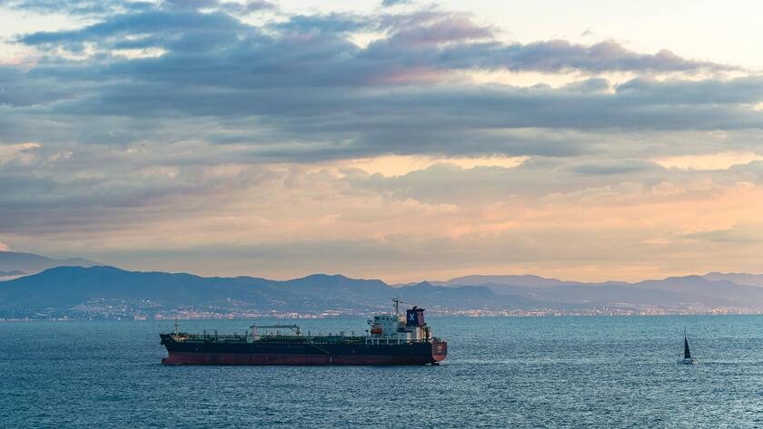 Öltankschiff auf dem Mittelmeer bei Sonnenaufgang.
