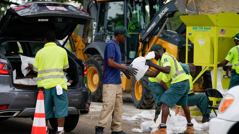 September 27, 2022, St. Petersburg, Florida, USA: Eric Byrd hands a bag to Clifford Coston while working to fill people s trucks at a sand bag station at Northwest Park, in preparation for Hurricane Ian,Tuesday, Sept. 27, 2022 in St. Petersburg. St. Petersburg USA - ZUMAs70_ 20220927_zan_s70_005 Copyright: xMarthaxAsencio-Rhinex
