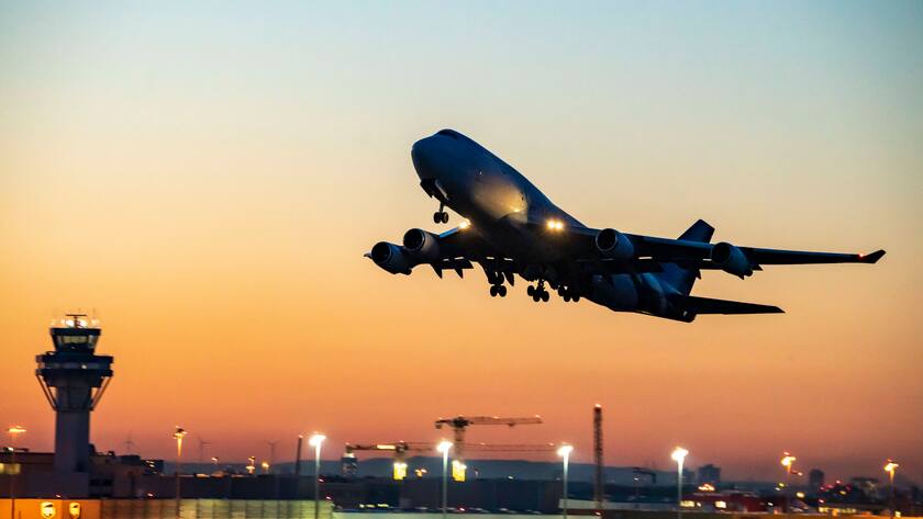 Boeing 747-400, Cargo Version, der moldauische Charterfluggesellschaft Terra Avia, startet auf dem Flughafen Köln-Bonn, CGN, Runway 14L/32R, Köln, NRW, Deutschland, Flughafen Köln-Bonn *** Boeing 747 400, Cargo Version, of the Moldovan charter airline Terra Avia, takes off at Cologne Bonn Airport, CGN, Runway 14L 32R, Cologne, NRW, Germany, Cologne Bonn Airport