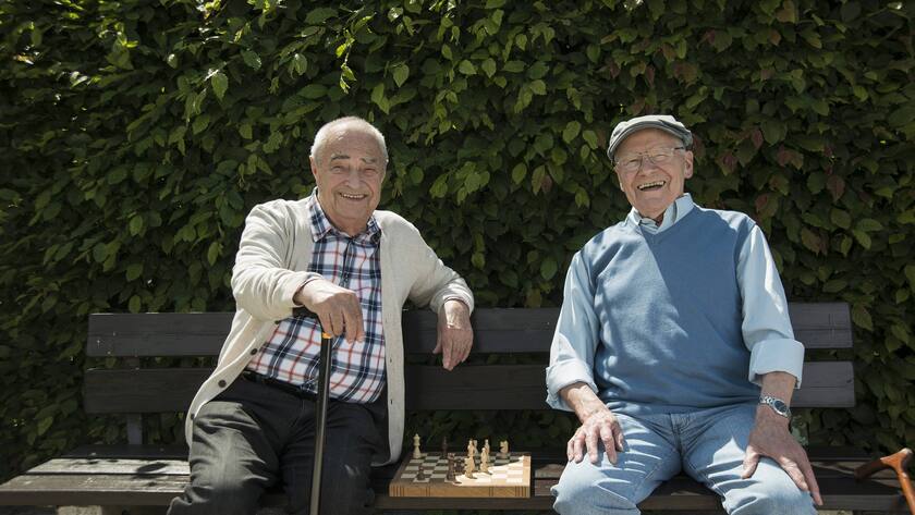 Two old friends sitting on park bench with chess model released PUBLICATIONxINxGERxSUIxAUTxHUNxONLY UUF000739Two Old Friends Sitting ON Park Bench With Chess Model released PUBLICATIONxINxGERxSUIxAUTxHUNxONLY UUF000739