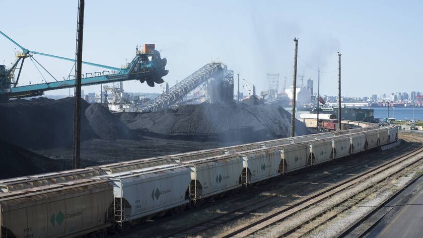 Coal transloading and potash train at Neptune Terminals, North Vancouver, British Columbia, Canada. PUBLICATIONxINxGERxSUIxAUTxHUNxONLY acp94587 PhotographyCoal and Potash Train AT Neptune Terminals North Vancouver British Columbia Canada PUBLICATIONxINxGERxSUIxAUTxHUNxONLY acp94587 Photography