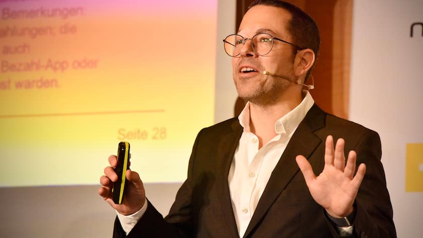 Sandro Graf leitet an der Zürcher Hochschule für angewandte Wissenschaften (ZHAW) die Fachstelle Customer Experience & Service Design