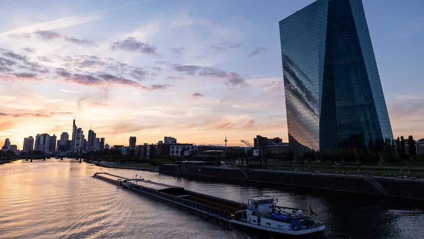 Frankfurter Skyline im Sonnenuntergang Ein Frachtschiff fährt an der Europäischen Zentralbank vorbei. Im Hintergrund ist die Frankfurter Skyline. Frankfurt am Main Hessen Deutschland *** Frankfurt skyline in the sunset A cargo ship passes the European Central Bank In the background is the Frankfurt skyline Frankfurt am Main Hesse Germany