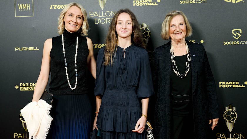 Marie Odyle Amaury - Presidente du Groupe Amaury NEWS sa fille Aurore et sa petite Fille FOOTBALL : Ceremonie du Ballon d Or 2022 - tapis rouge - Paris - 17/10/2022 JBAutissier/Panoramic PUBLICATIONxNOTxINxFRAxITAxBEL
