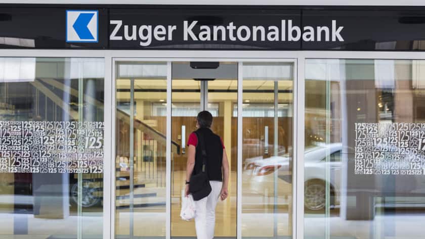 A woman enters the headquarters of the Zuger Kantonalbank in Zug, Switzerland, on August 17, 2017. (KEYSTONE/Dominik Baur) Eine Frau betritt den Hauptsitz der Zuger Kantonalbank in Zug, aufgenommen am 17. August 2017. (KEYSTONE/Dominik Baur)