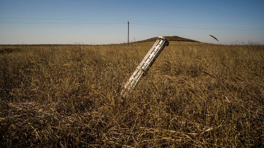Eine nicht explodierte Missile-Rakete steckt in einem Weizenfeld in Mykolaiv in der Ukraine.