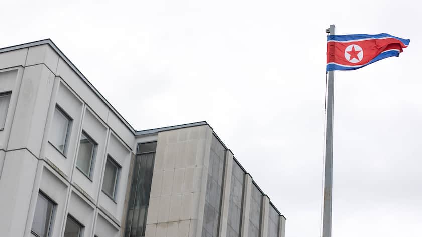 Botschaft und Flagge der Volksrepublik Nordkorea in Berlin. 31.12.2021, Berlin, GER - Botschaft und Flagge der Volksrepublik Nordkorea in Berlin., Berlin Deutschland Botschaft Volksrepublik Nordkorea, Flagge *** Embassy and Flag of the Peoples Republic of North Korea in Berlin 31 12 2021, Berlin, GER Embassy and Flag of the Peoples Republic of North Korea in Berlin , Berlin Germany Embassy Peoples Republic of North Korea, Flag