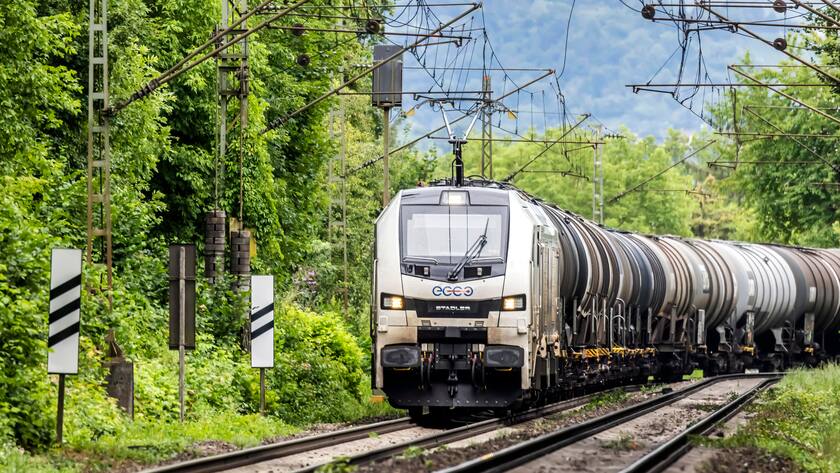 Güterzug mit einer Lokomotive von Stadler Rail: Dem Unternehmen könnte die Frankenschwäche zugute kommen.
