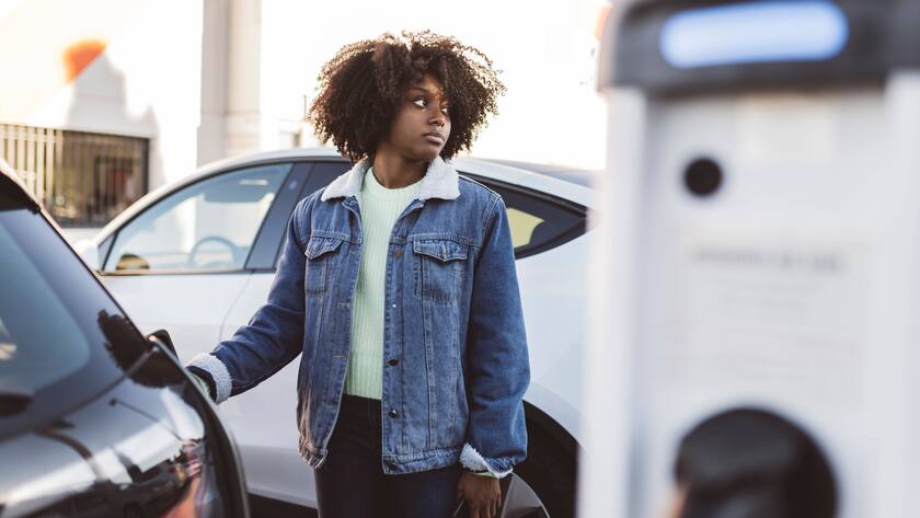 Frau lädt ihr Elektroauto, Energie, Umwelt (Symbolbild)