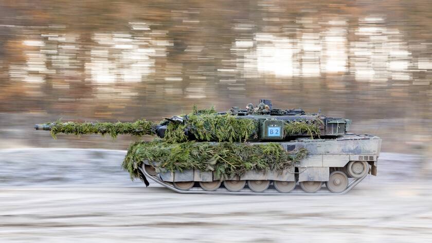 NATO-Soldaten trainieren in Deutschland mit einem Kampfpanzer Leopard 2 A7V.