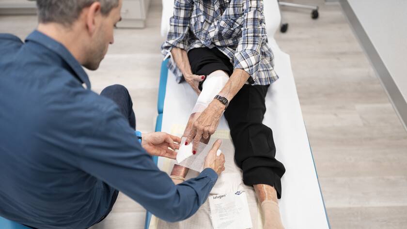 A general practitioner at the Seebach Medical Center in Zurich, Switzerland, bandages a patch on a patient's lower leg, photographed on 19 August 2019. (KEYSTONE/Gaetan Bally)Ein Hausarzt verbindet im Aerztehaus Seebach in Zuerich eine Stelle am Unterschenkel einer Patientin, aufgenommen am 19. August 2019. (KEYSTONE/Gaetan Bally)