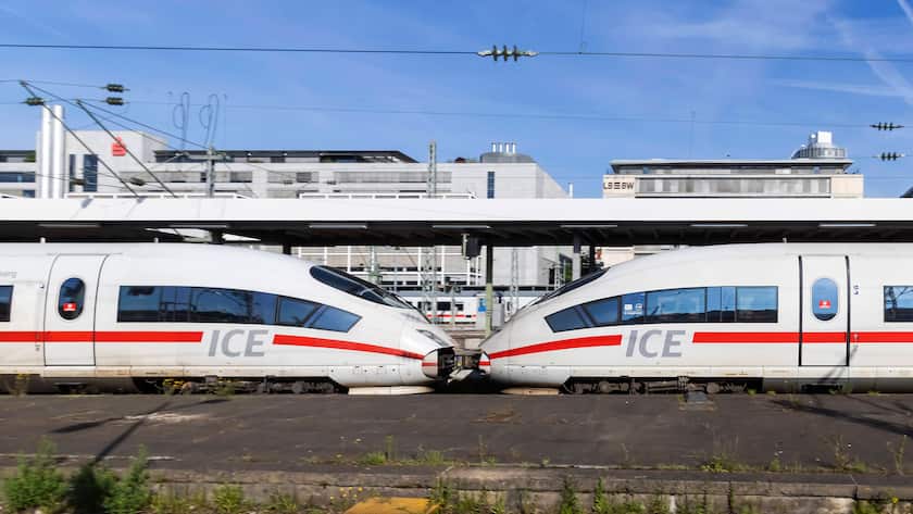 ICE im Hauptbahnhof Stuttgart. // 18.05.2022: Deutschland, Baden-Württemberg, Stuttgart. *** ICE in Stuttgart main station 18 05 2022 Germany, Baden Württemberg, Stuttgart
