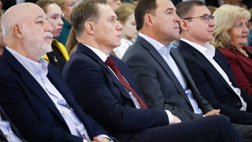 Der Verwaltungsrat des Skolkowo Instituts der Wissenschaft und Technologie (Skoltech), ganz links der Vorsitzende des Verwaltungsrates, Viktor Vekselberg.