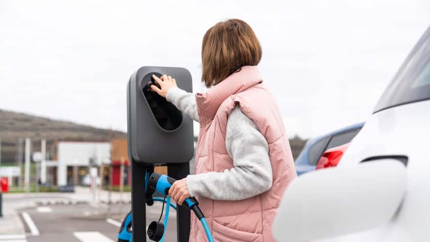 Elektroautofahrerinnen und -Fahrer aufgepasst: Ab 2024 unterstehen E-Autos der Automobilsteuer.