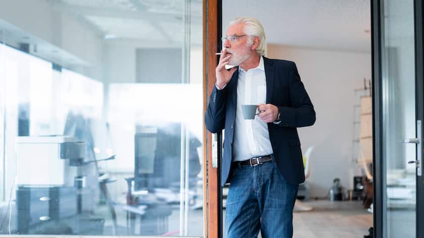 Rund fünf Minuten steht der Kollege auf dem Balkon: Hochgerechnet auf den Arbeitstag und die Woche summieren sich diese sehr.