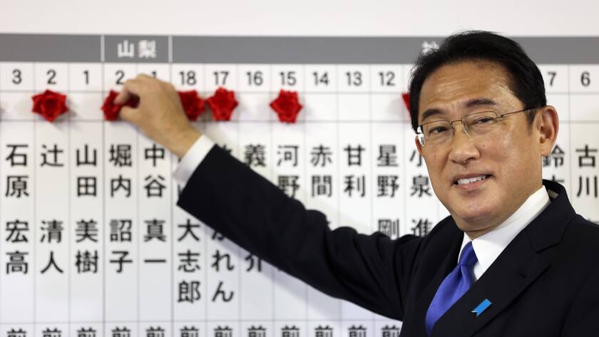 Japans Premier Fumio Kishida vor einer Tabelle mit Kandidaten der Regierungspartei: Historischer Eingriff am Devisenmarkt.