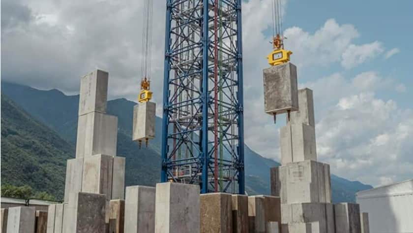 Energy-Vault-Turm mit sechsarmigem Kran