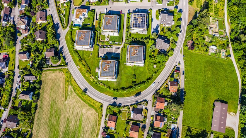 Steckborn, Schweiz - 26. Juni 2021: Der Strassenverlauf der Strasse von Steckborn nach Frauenfeld. Gut zu sehen nachhaltige Häuser mit Solaranlage.