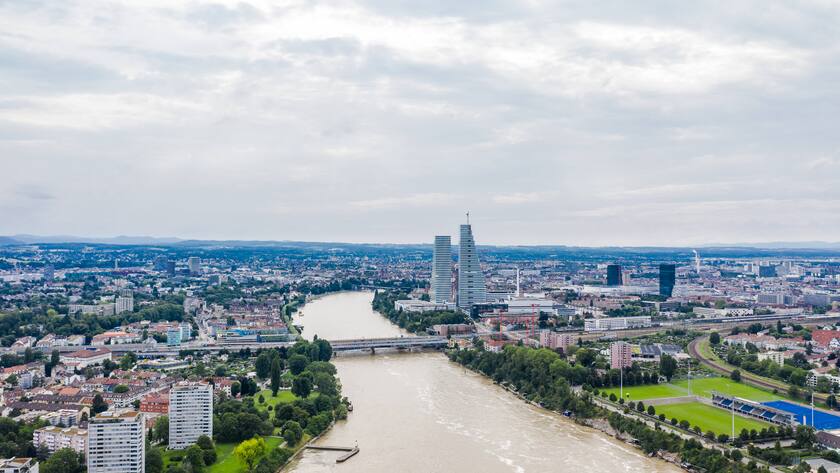 Birsfelden, Schweiz - 27. Juli 2021: Blick von Birsfelden entlang dem Rhein Richtung der Schweizer Stadt Basel. Gut zur Erkennen die Schwarzwaldbrücke, sowie den Roche-Turm.