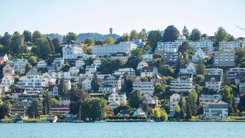 Kilchberg, Schweiz - 30. Juni 2020: Das Zürichseeufer ist stark besiedelt, eine Immobilie reiht sich nach der anderen.