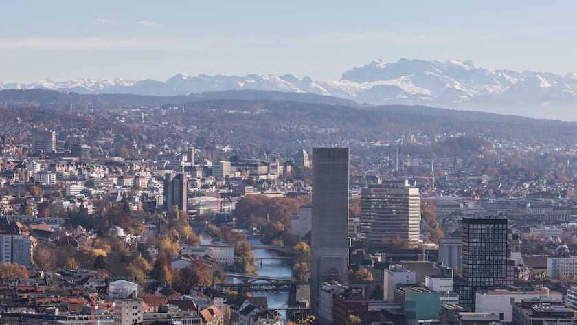 Zürich, Schweiz - 7. November 2021: Blick auf den Stadtkreis 1 - die Zürcher Innenstadt. Der Nebel und die schneebedeckten Schweizer Alpen im Hintergrund.